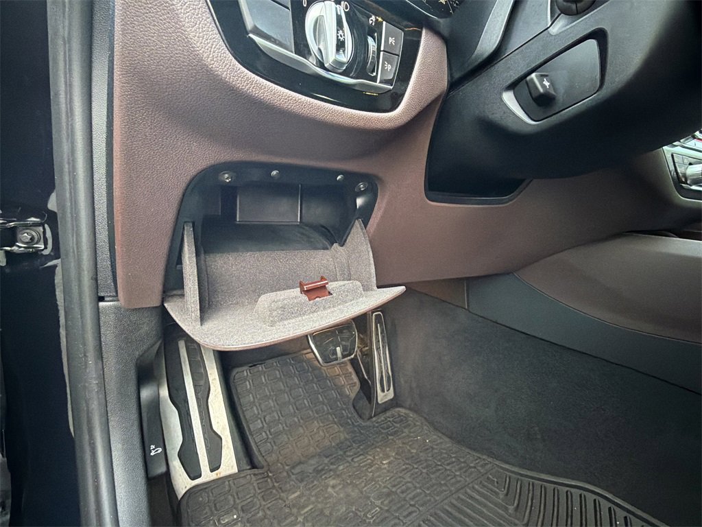 Used 2018 BMW 540i xDrive w/ M Sport Package image 32