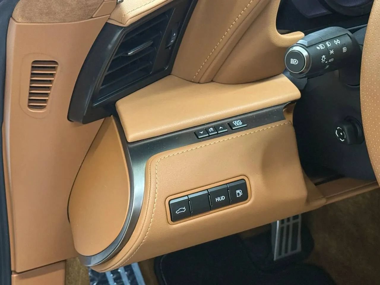 Used 2023 Lexus LC 500h w/ Dynamic Handling Package RWD image 28