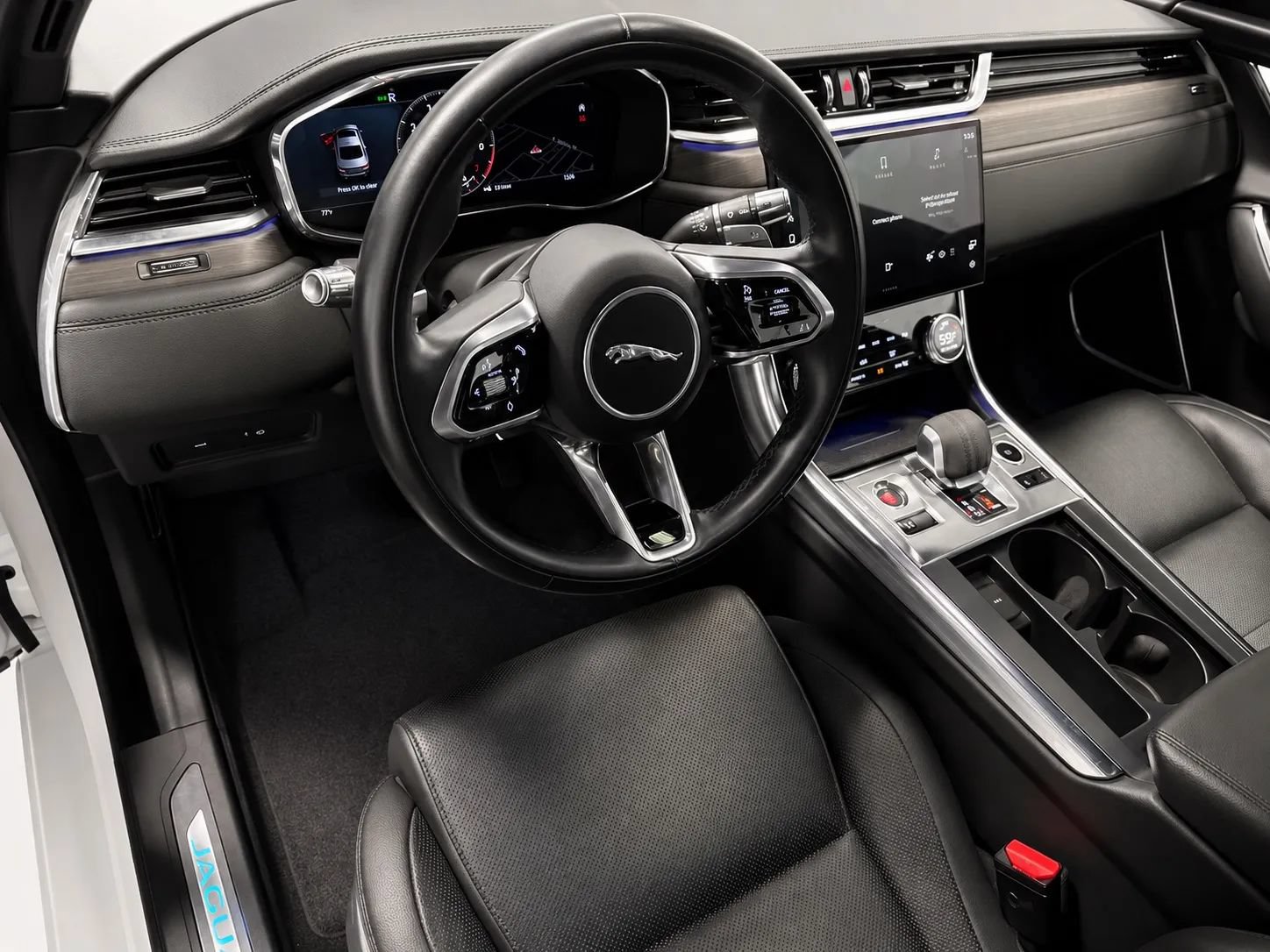 Used 2021 Jaguar XF SE RWD image 11