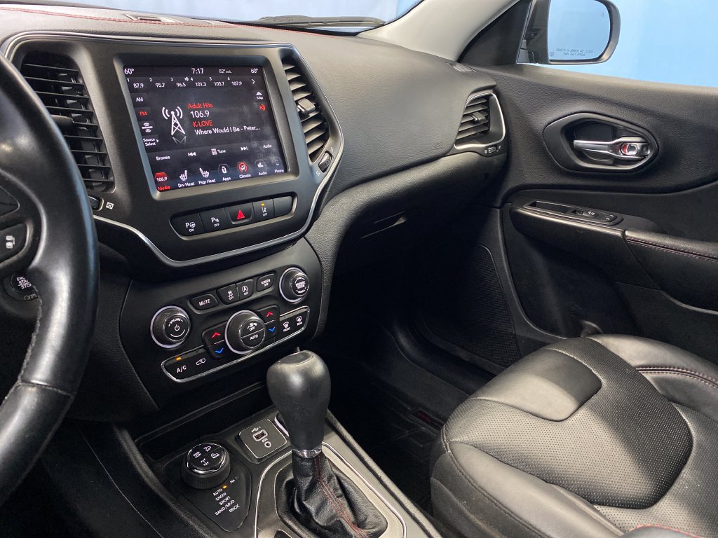 Used 2020 Jeep Cherokee Trailhawk AWD/4WD image 16