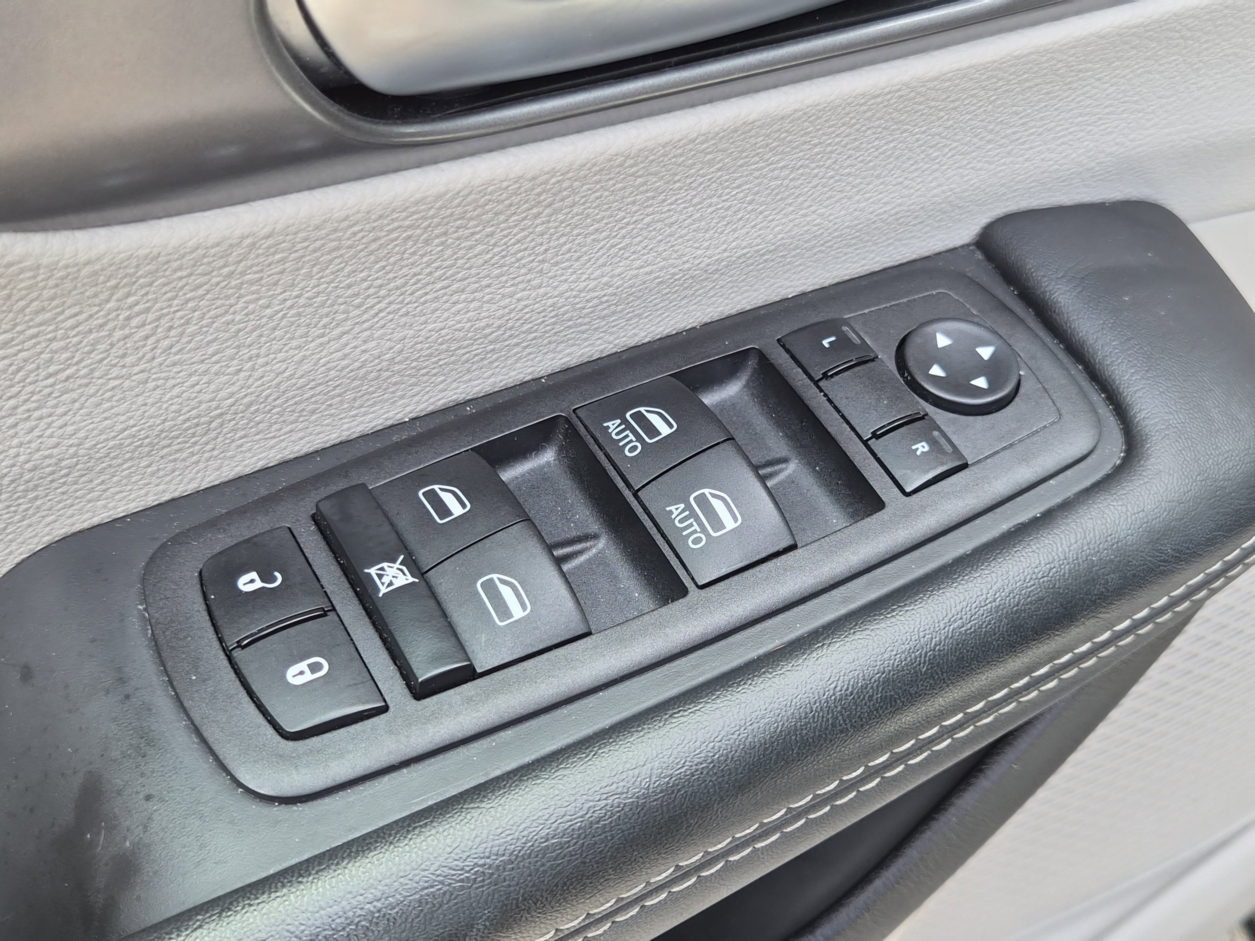 Used 2023 Chrysler Pacifica Touring-L image 18