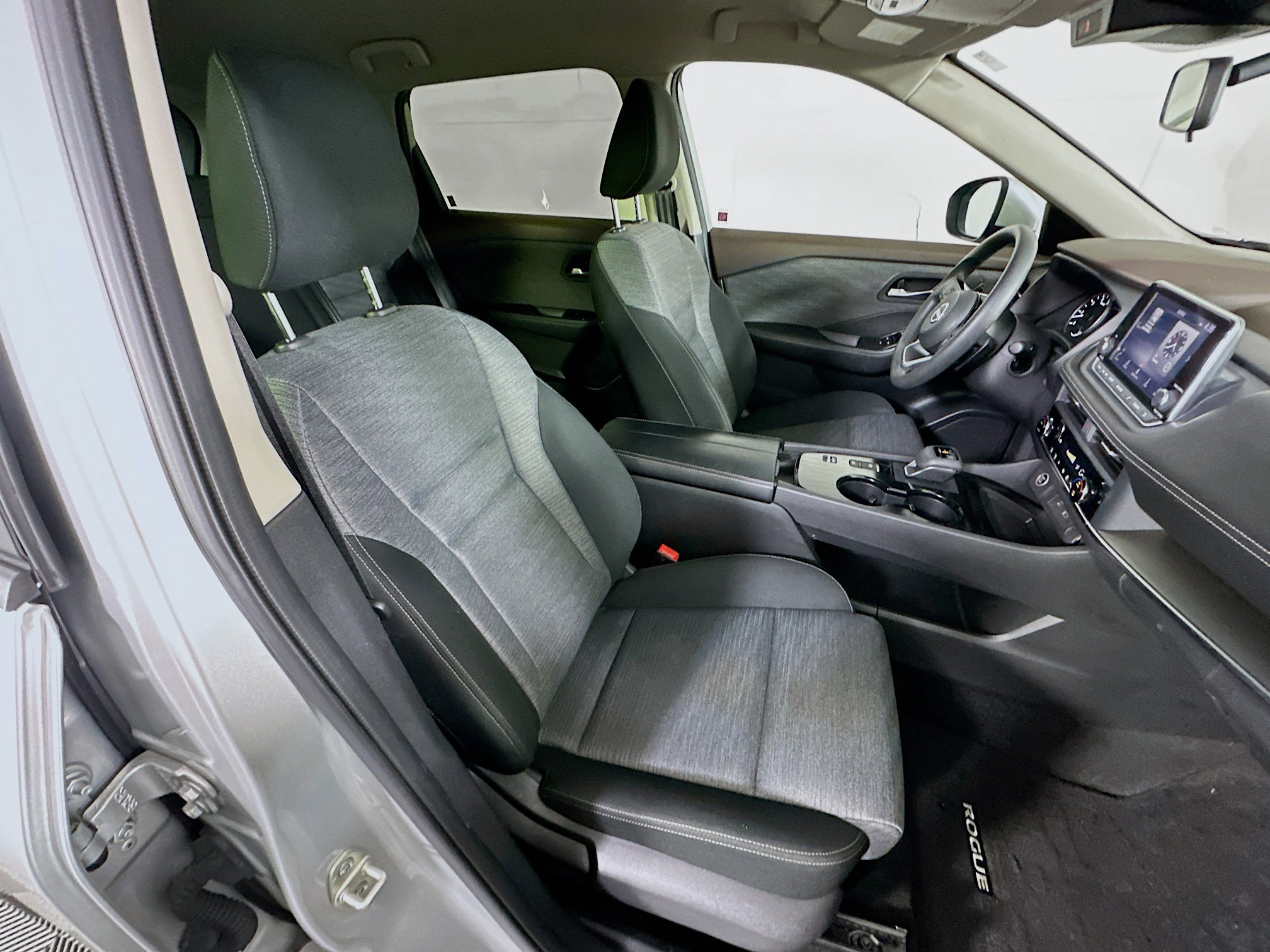 Used 2023 Nissan Rogue SV image 29