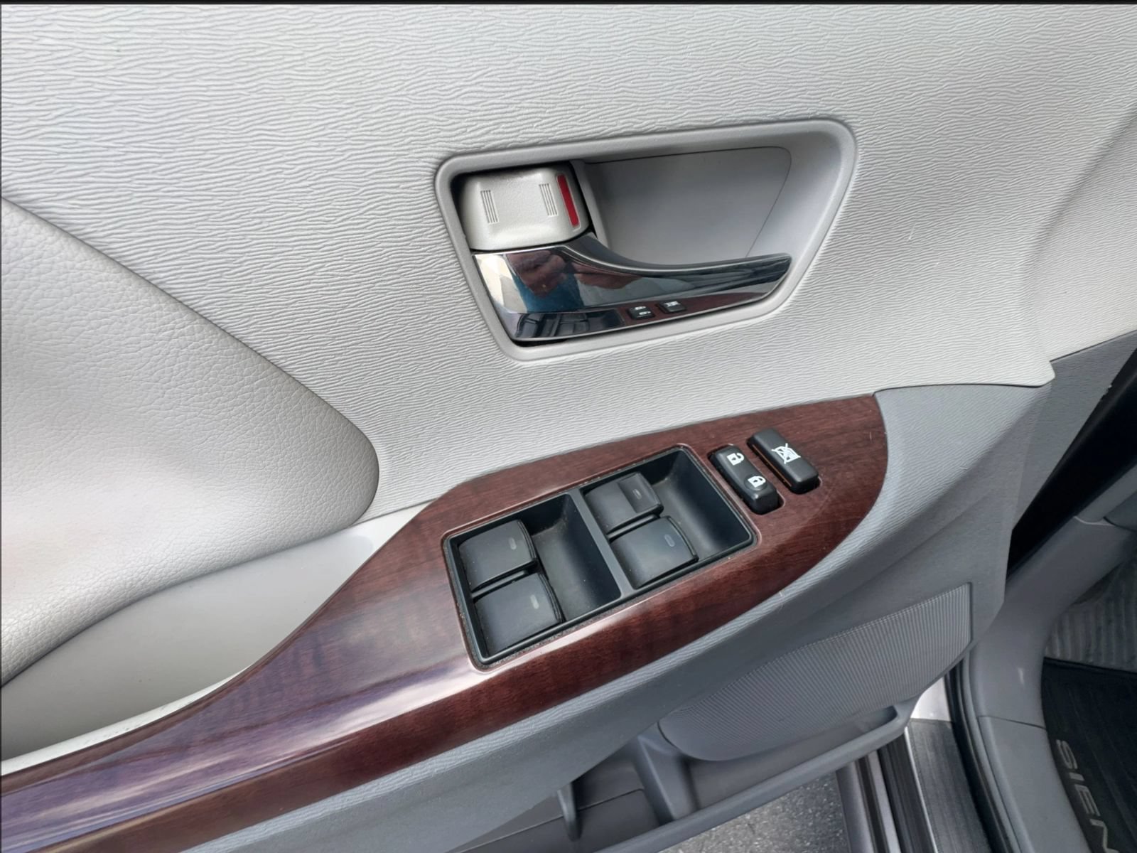 Used 2014 Toyota Sienna XLE FWD image 14