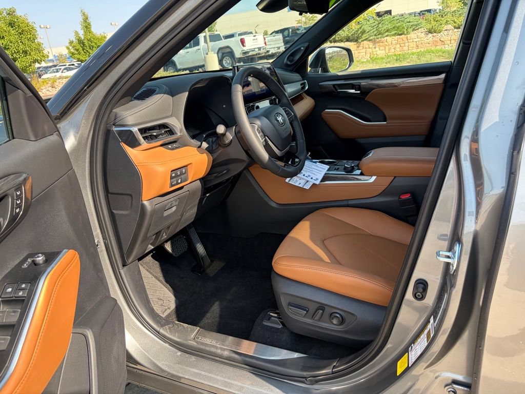 Used 2026 Toyota Highlander Platinum AWD/4WD image 10