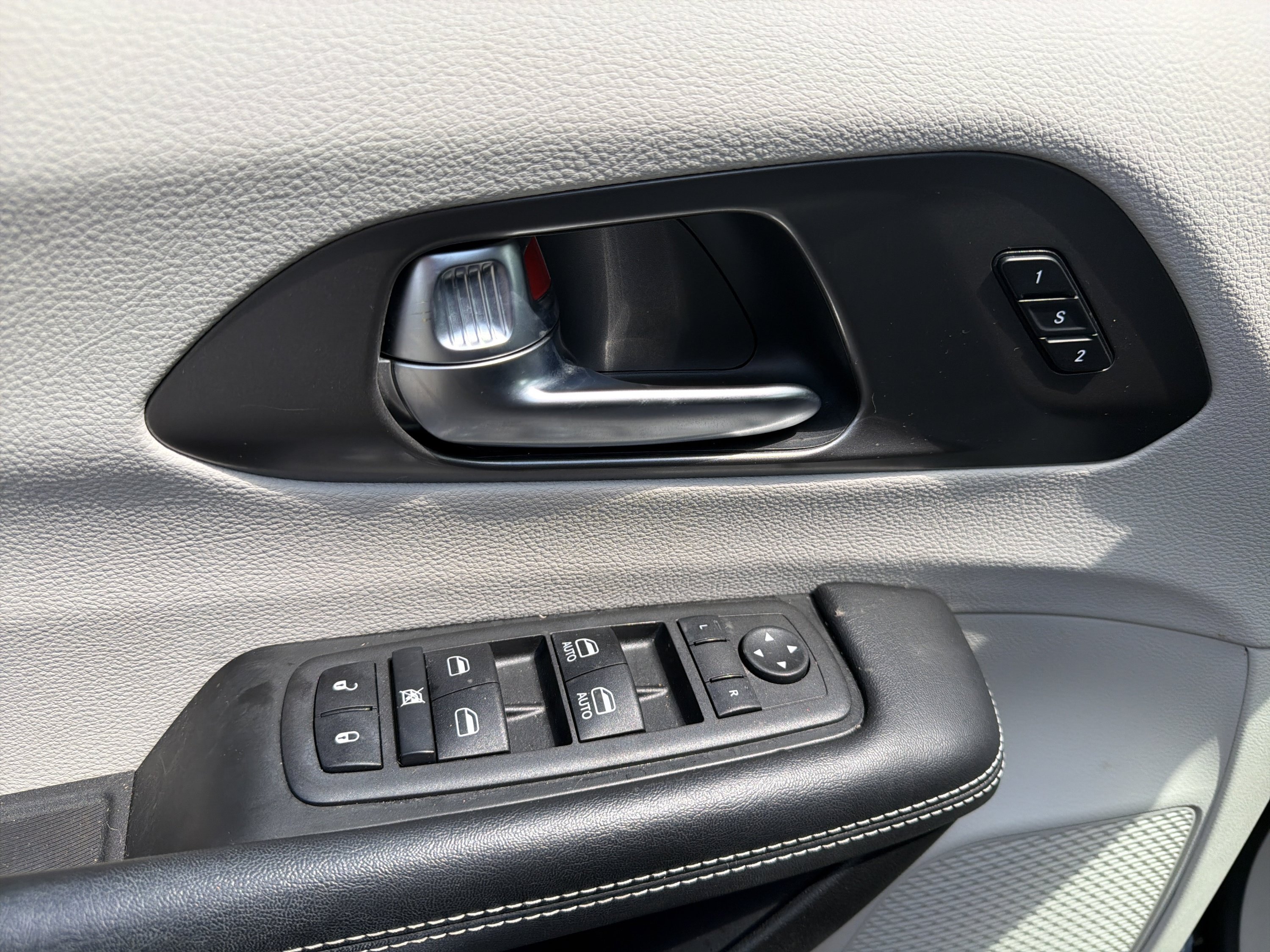 Used 2023 Chrysler Pacifica Touring-L FWD image 17