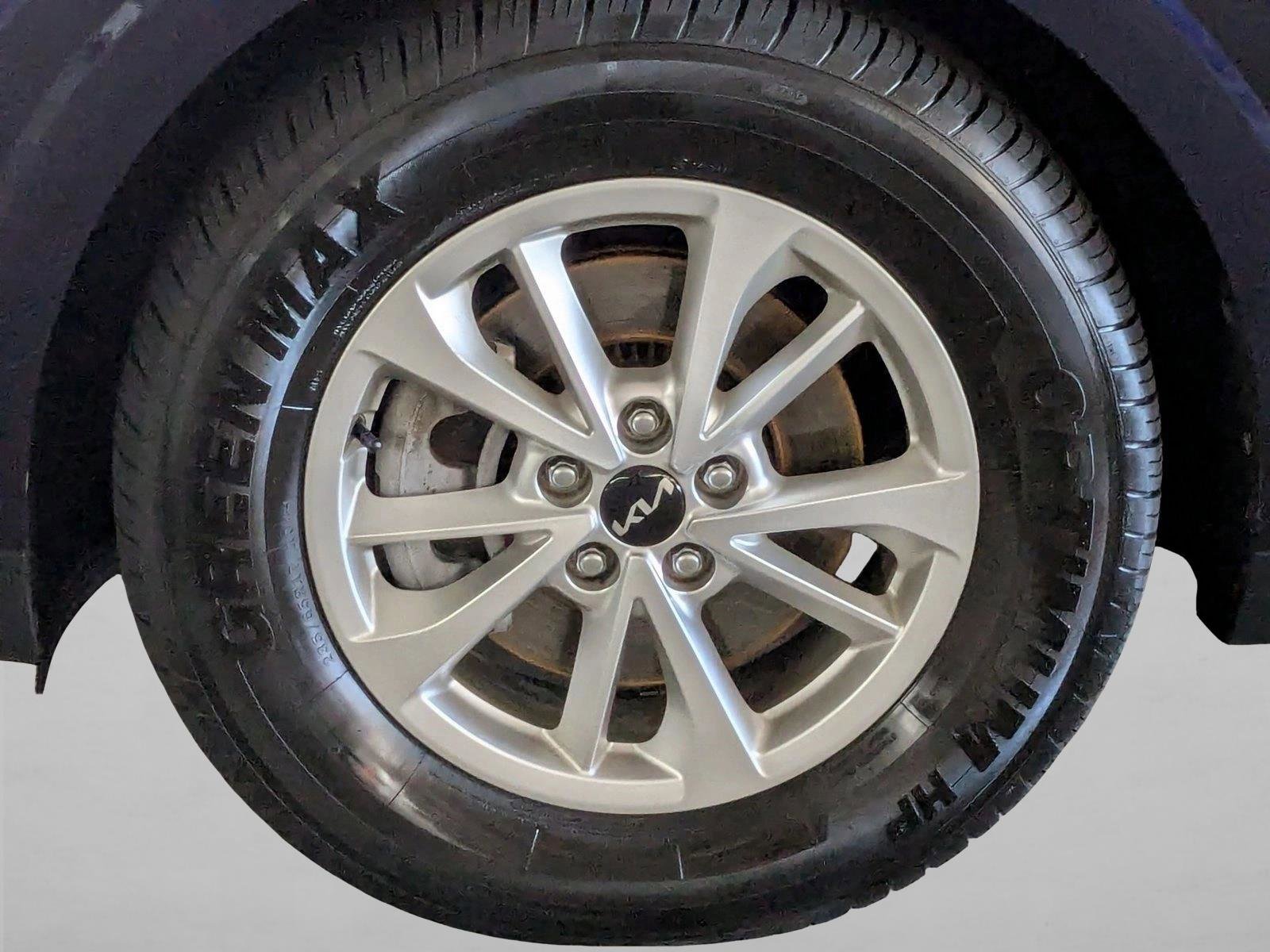 Used 2023 Kia Carnival LX FWD image 25