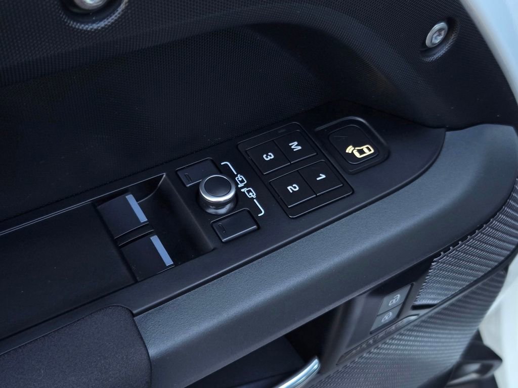 Used 2023 Land Rover Defender 90 X-Dynamic SE image 14