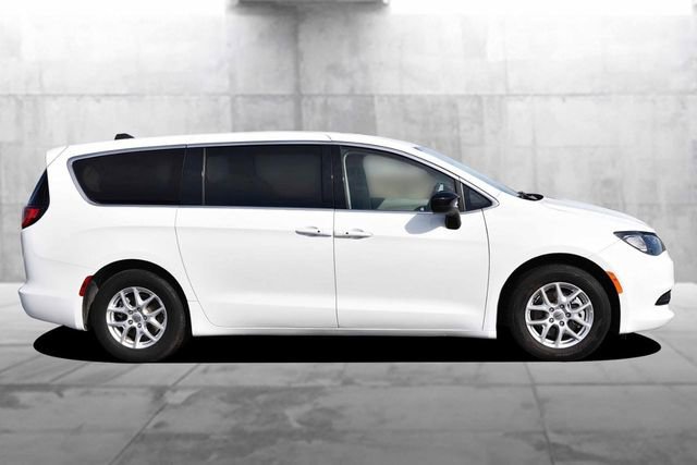 Used 2024 Chrysler Voyager LX image 5