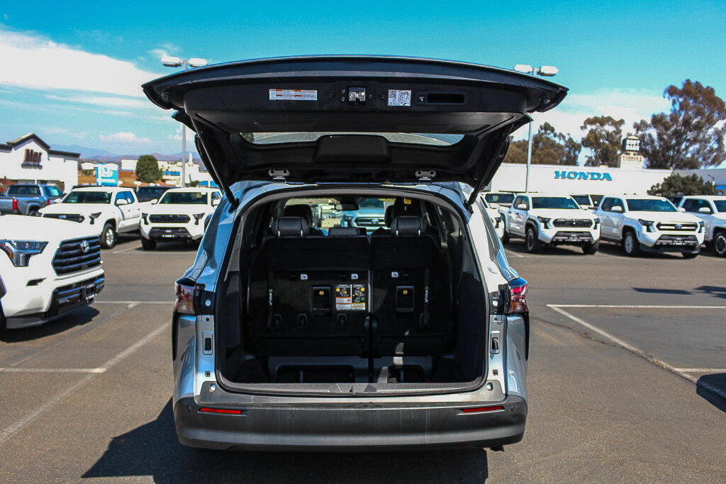 Certified 2023 Toyota Sienna XLE FWD image 19