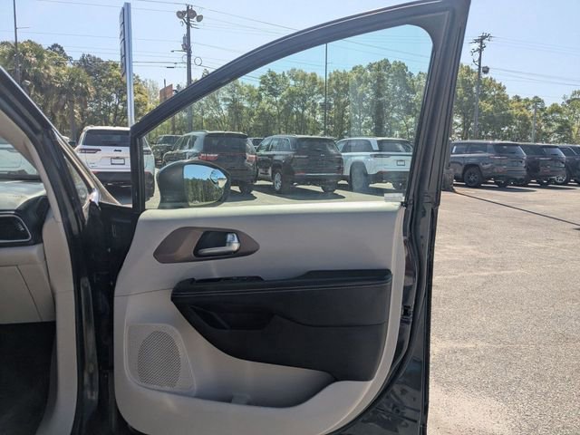Used 2021 Chrysler Voyager LX image 32