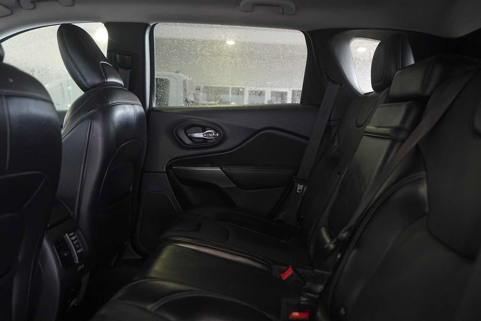 Used 2019 Jeep Cherokee Limited FWD image 14