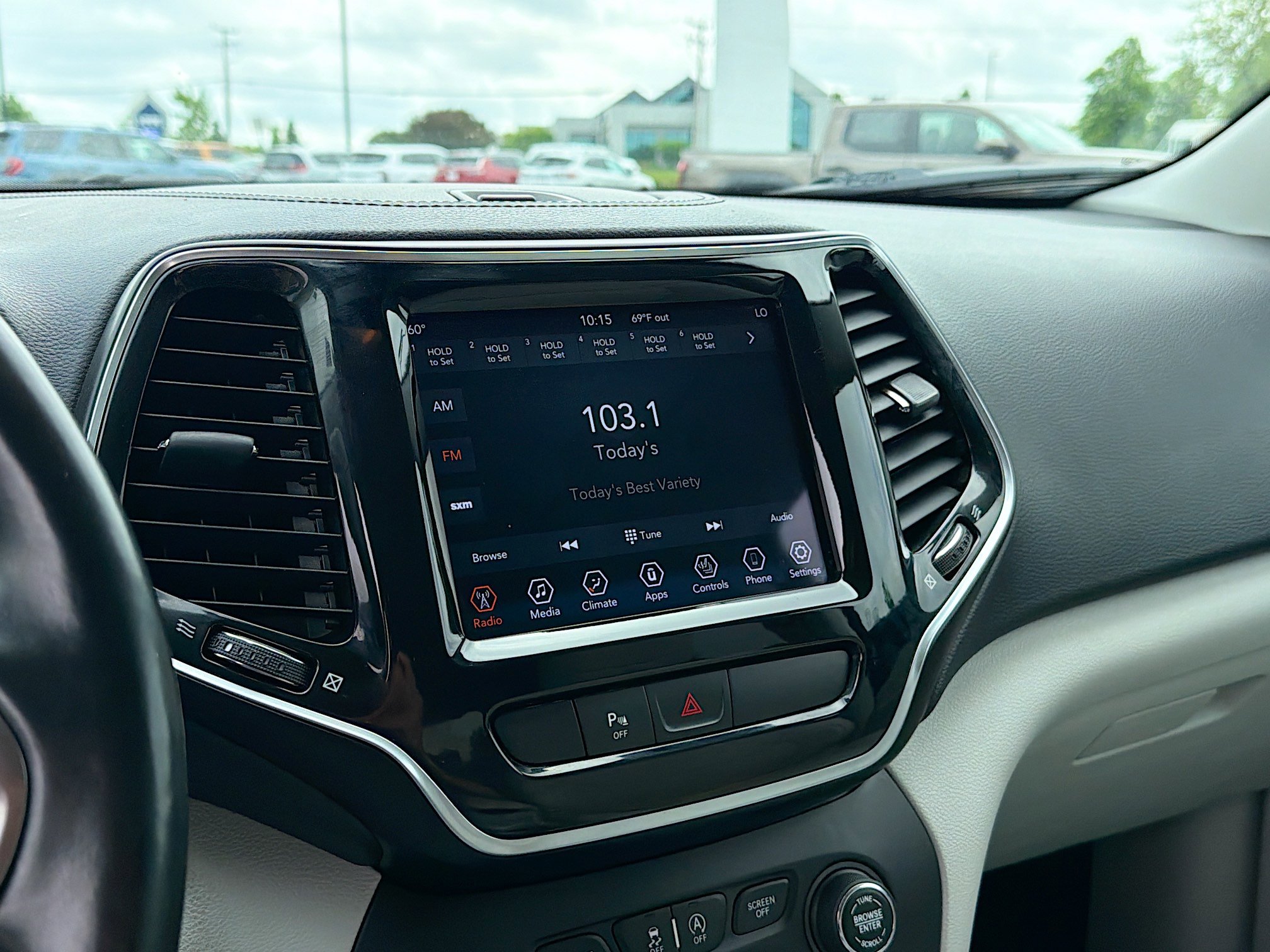 Used 2019 Jeep Cherokee Limited FWD image 9