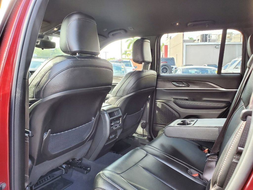 Used 2024 Jeep Grand Cherokee Limited image 10