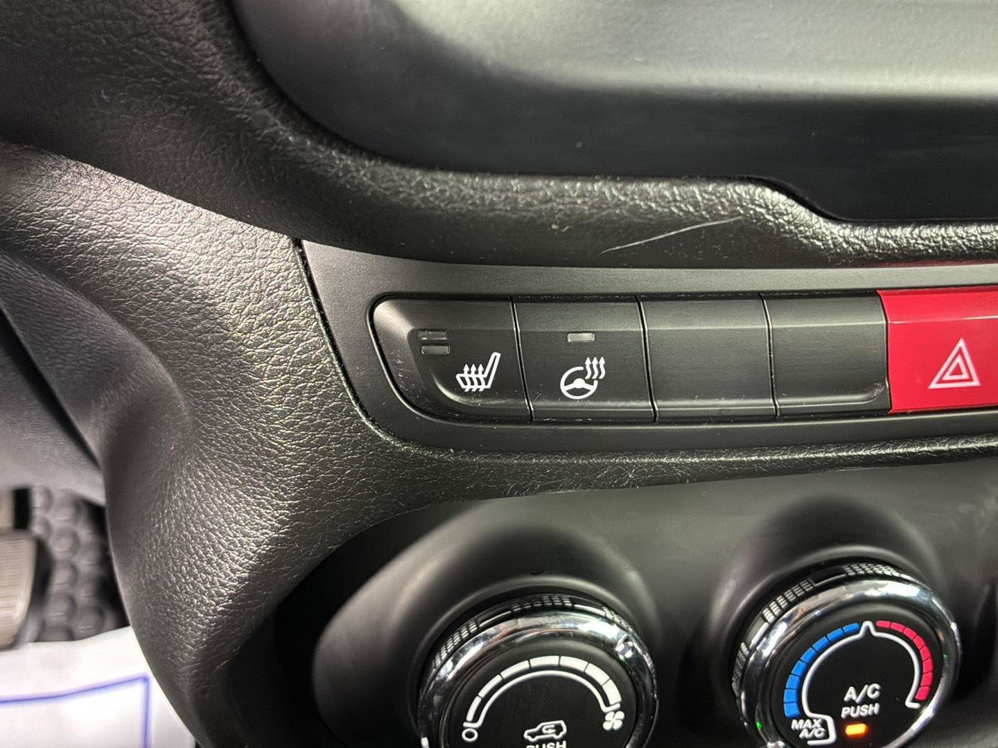 Used 2017 Jeep Renegade Latitude w/ Cold Weather Group AWD/4WD image 32