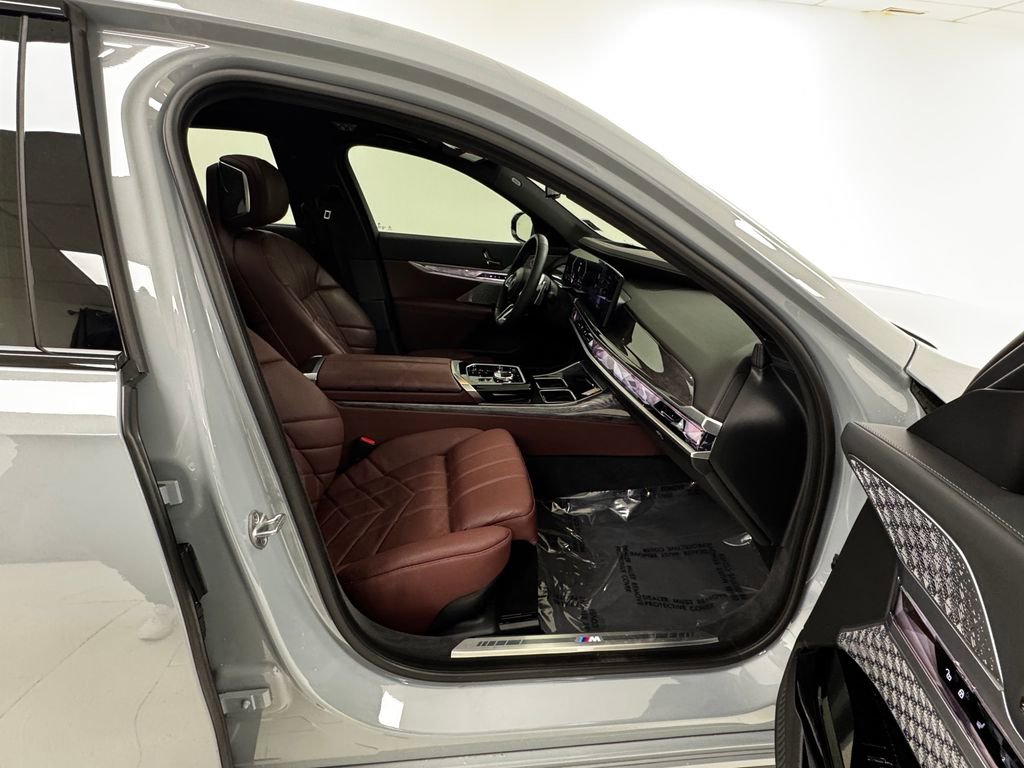 Used 2023 BMW 760i xDrive w/ Executive Package image 15
