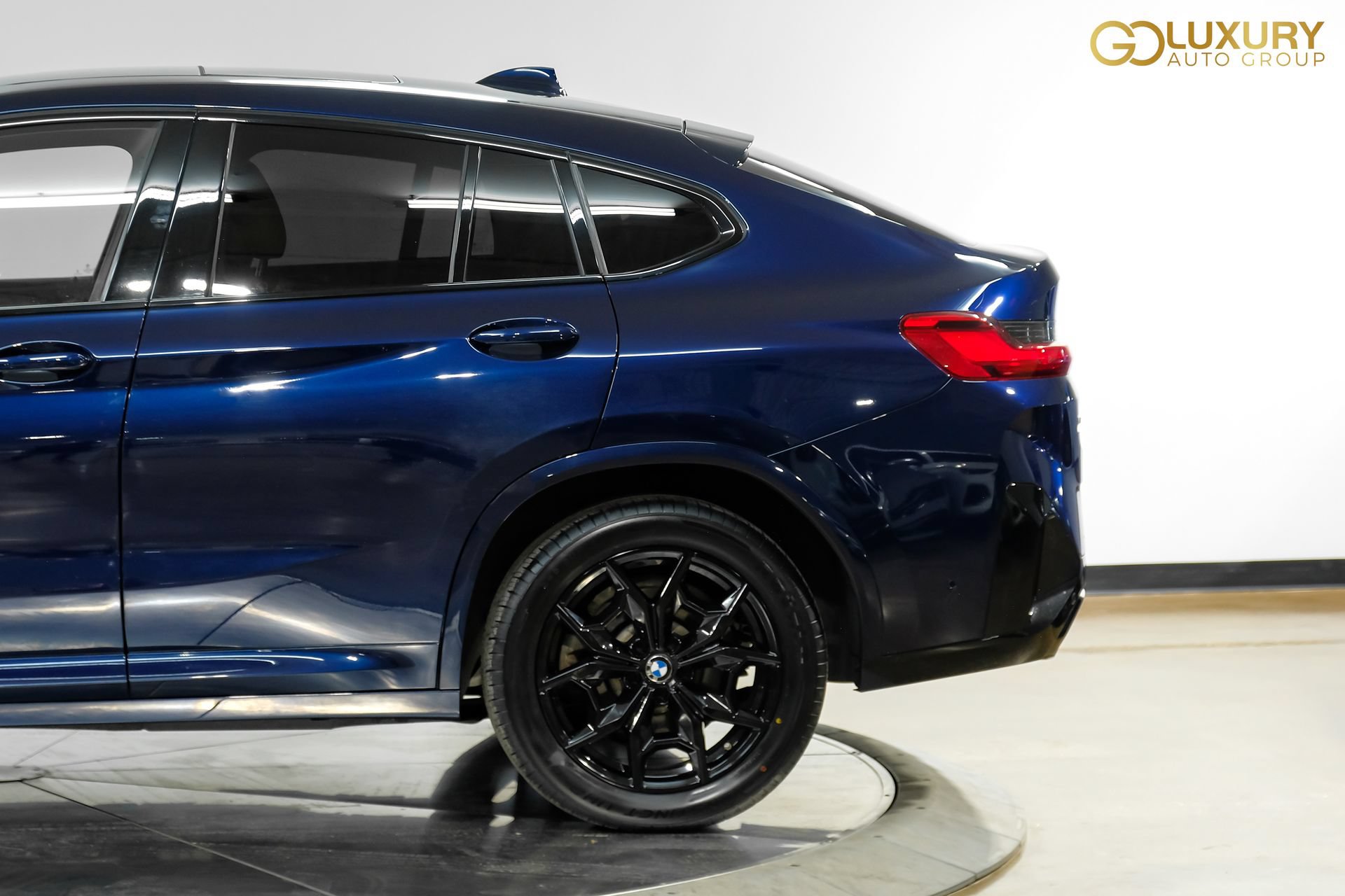 Used 2024 BMW X4 xDrive30i w/ M Sport Package AWD/4WD image 14