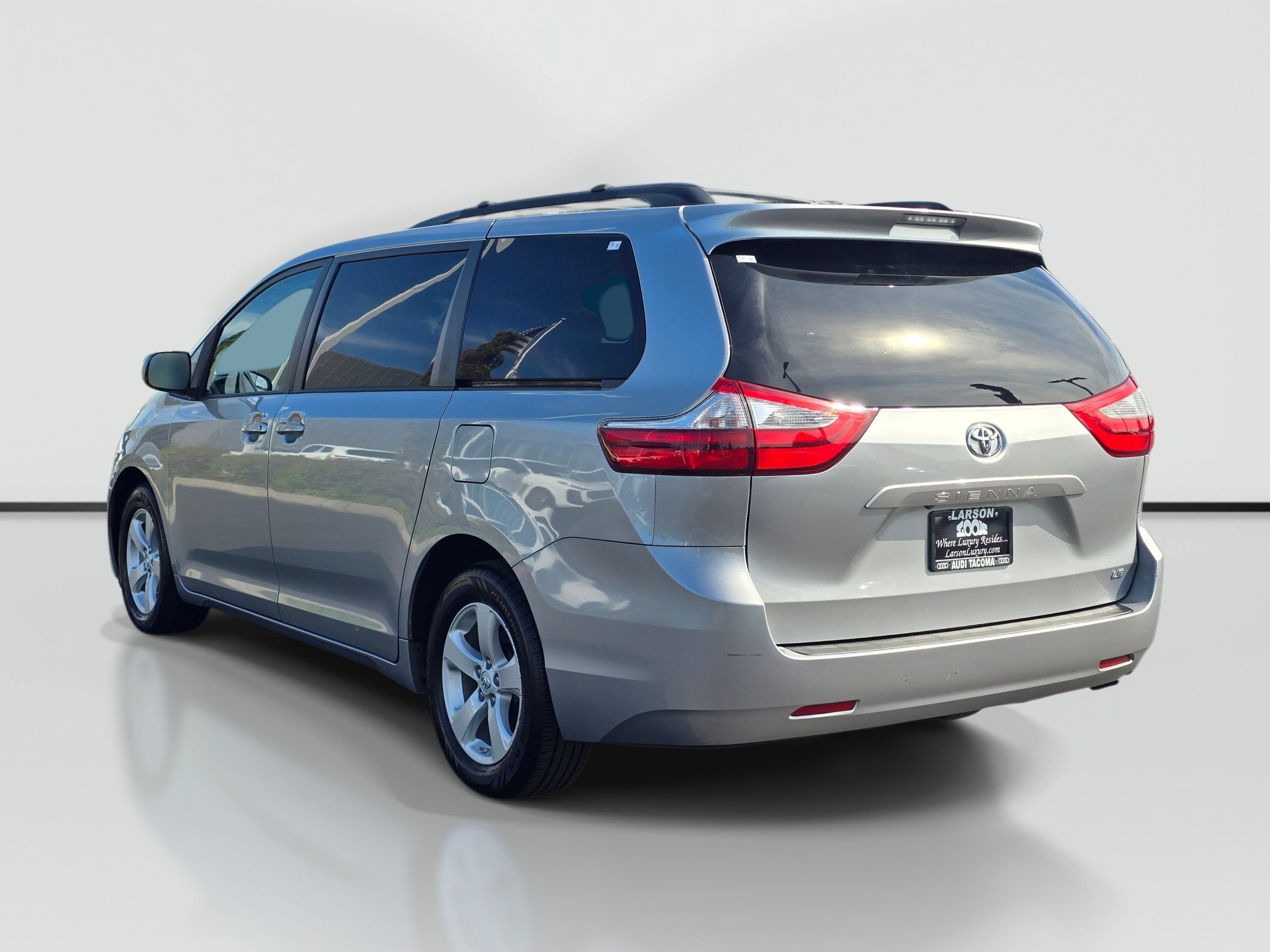 Used 2017 Toyota Sienna LE FWD image 3