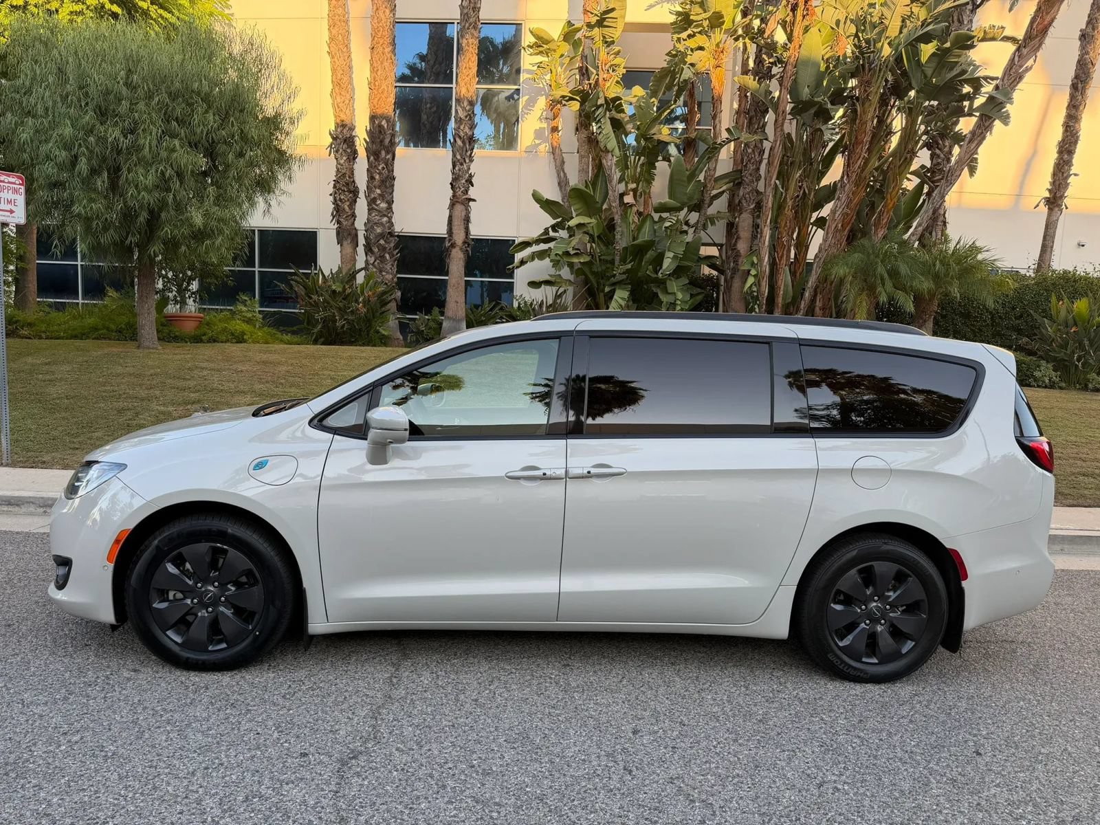Used 2020 Chrysler Pacifica Limited w/ Advanced Safetytec Group FWD image 8
