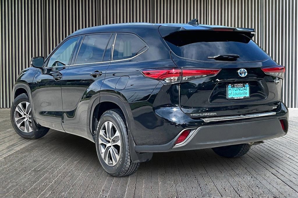 Used 2020 Toyota Highlander XLE AWD/4WD image 3