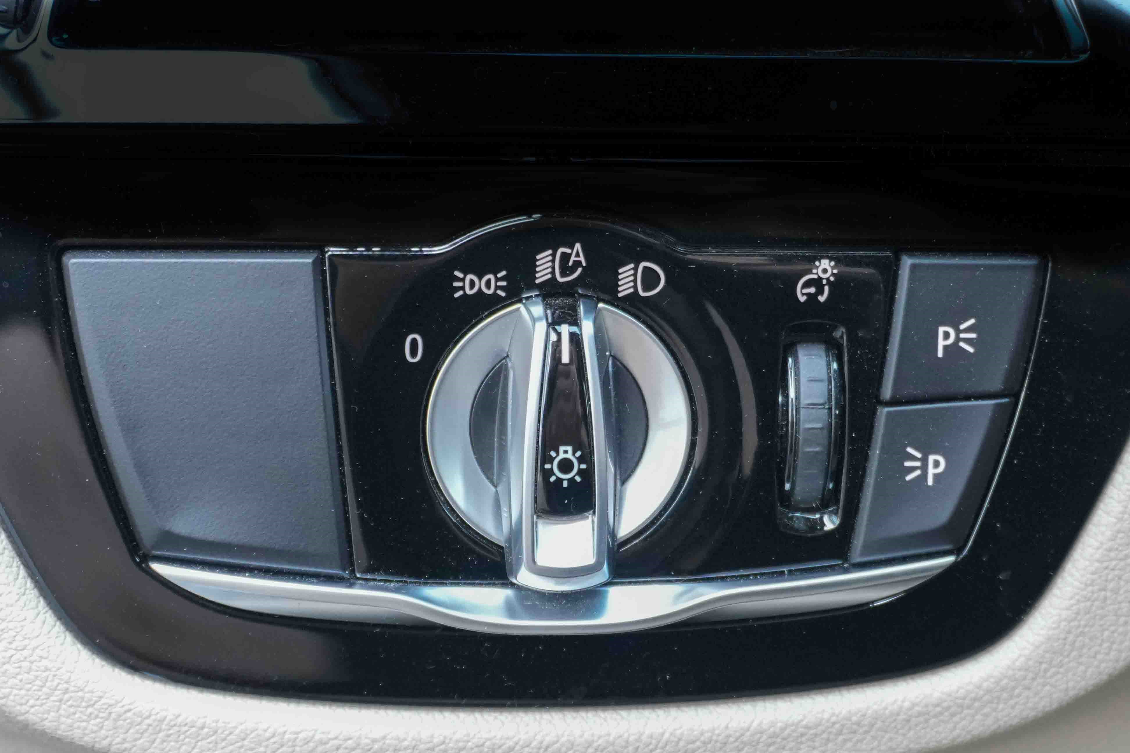 Used 2023 BMW 530e w/ Premium Package image 17