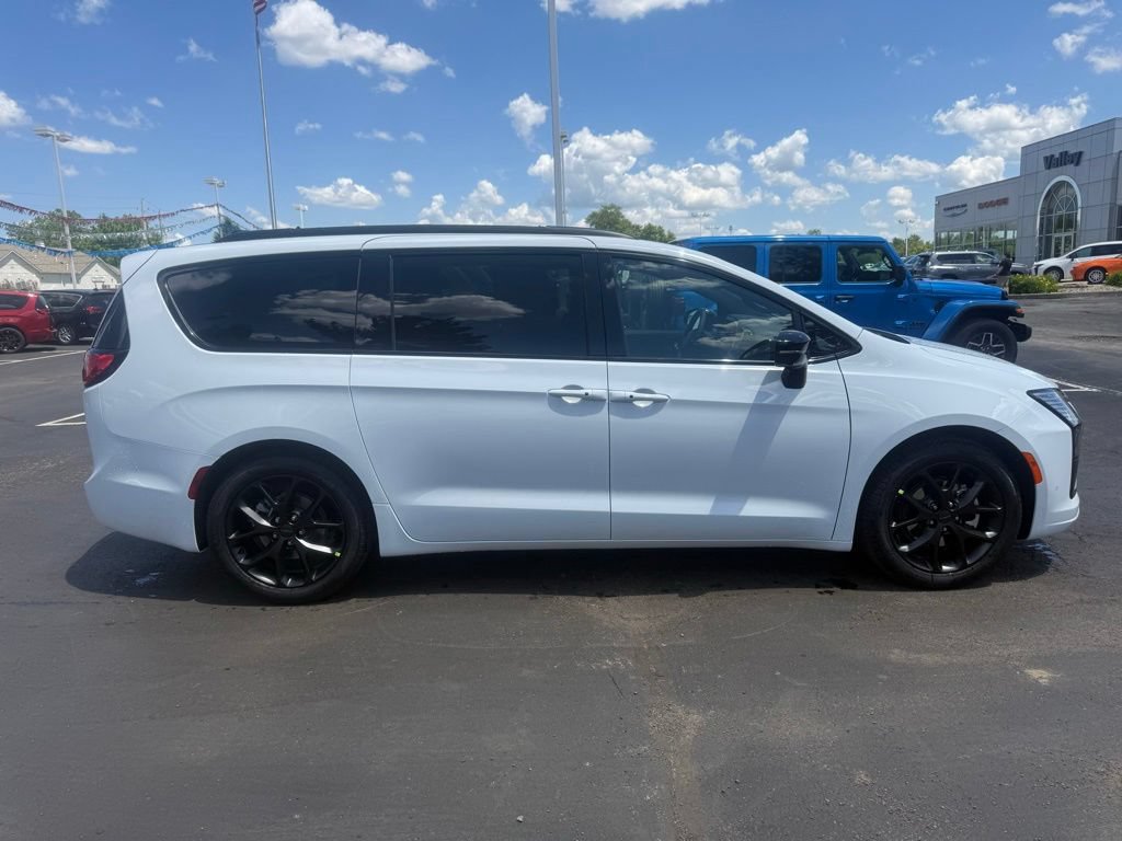 New 2027 Chrysler Pacifica Limited w/ S Appearance Package FWD image 2