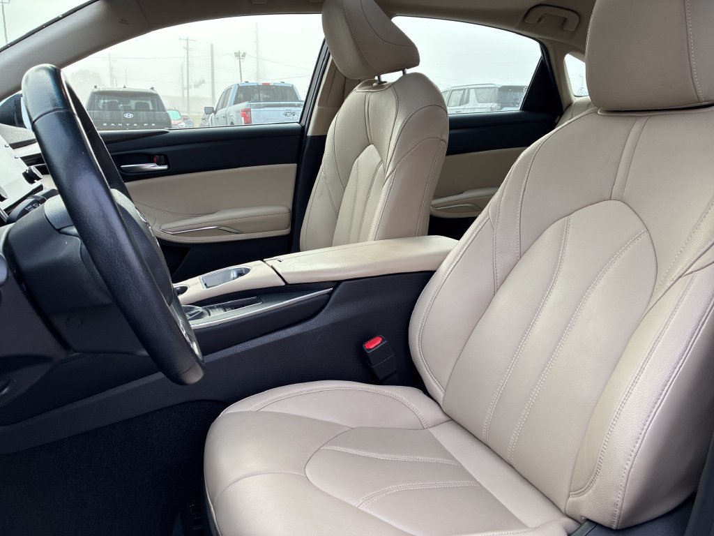 Used 2019 Toyota Avalon XLE w/ Moonroof Package FWD image 12