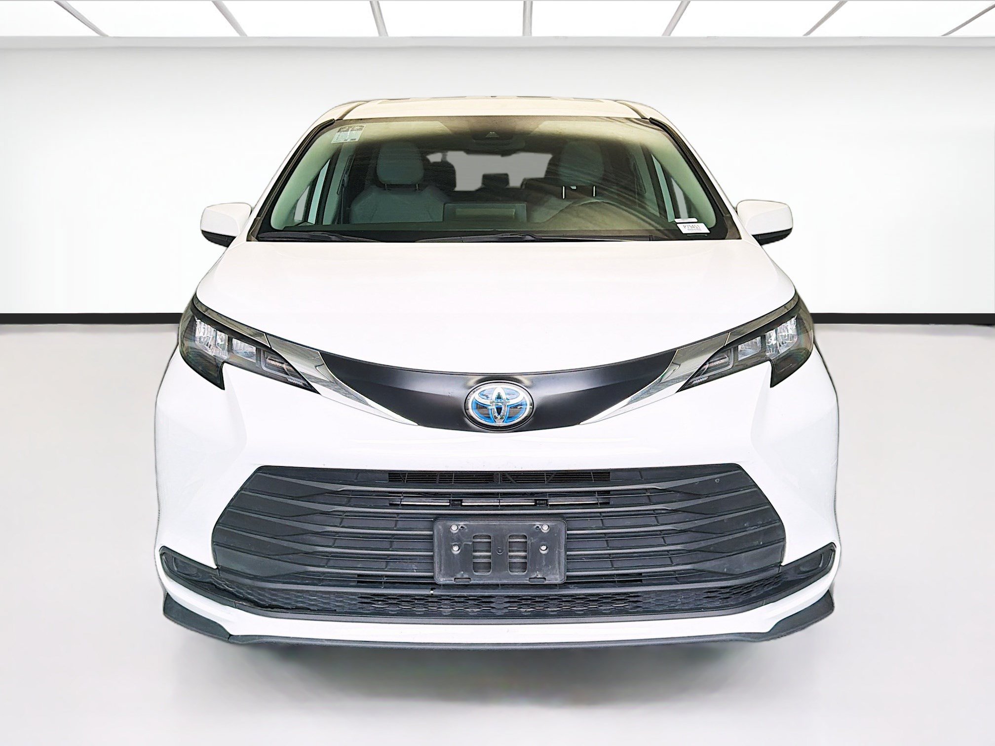 Used 2024 Toyota Sienna LE FWD image 2