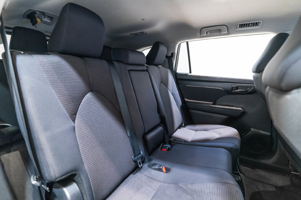 Used 2025 Toyota Highlander LE AWD/4WD image 31