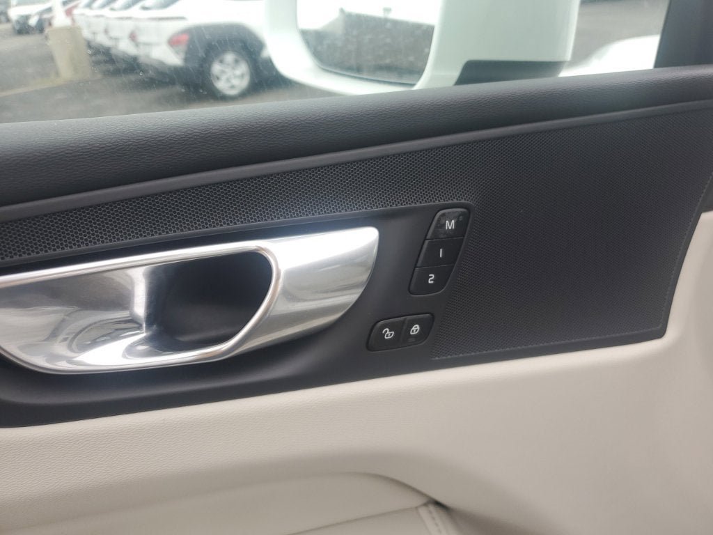 Used 2023 Volvo XC60 B5 Plus FWD image 17