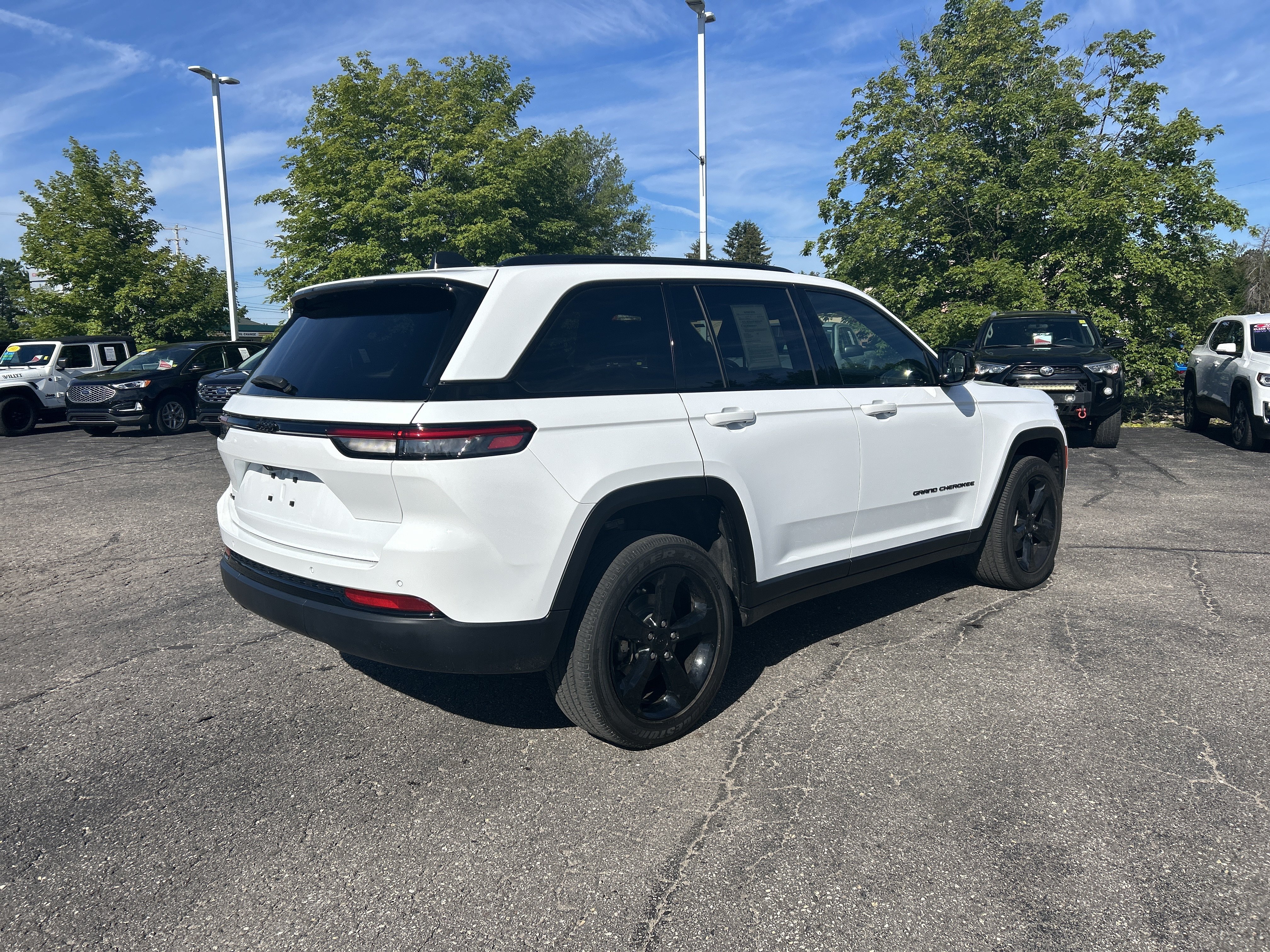 Used 2023 Jeep Grand Cherokee Altitude AWD/4WD image 3