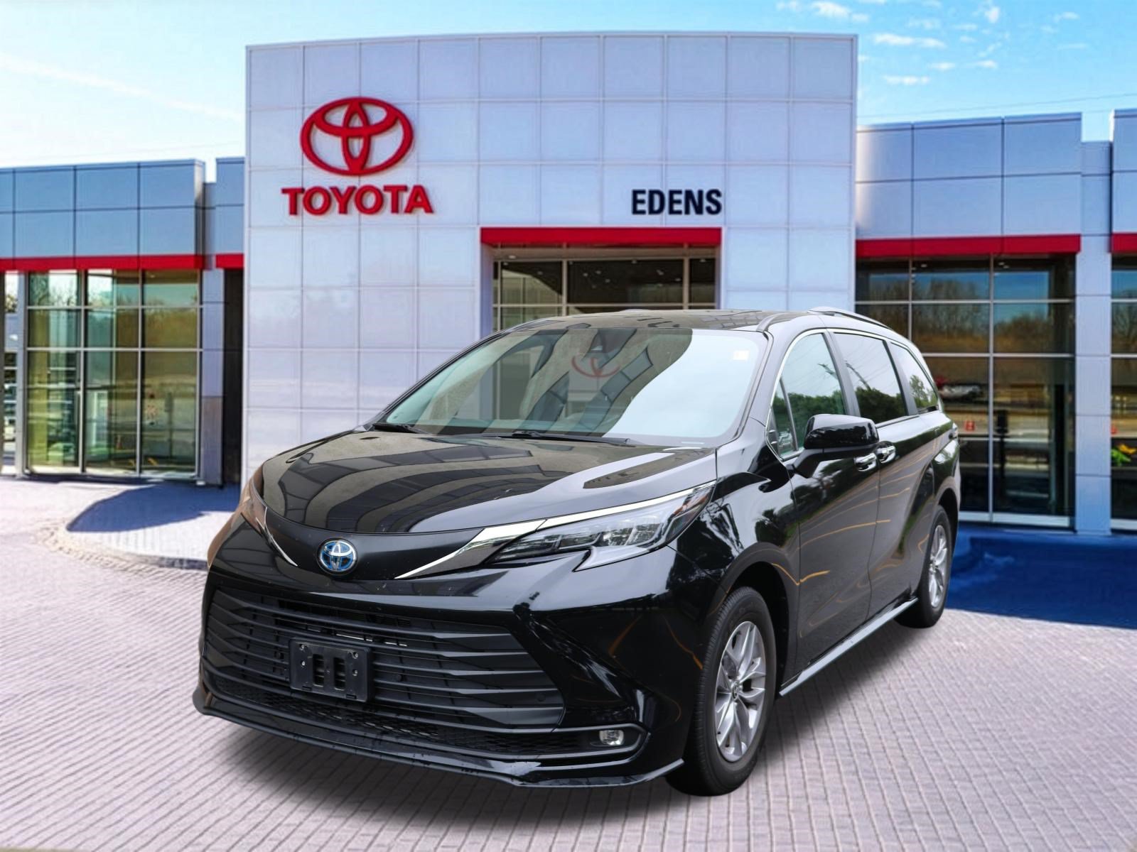 Certified 2025 Toyota Sienna XLE FWD image 11