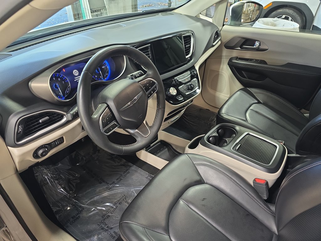 Used 2023 Chrysler Pacifica Touring-L FWD image 21