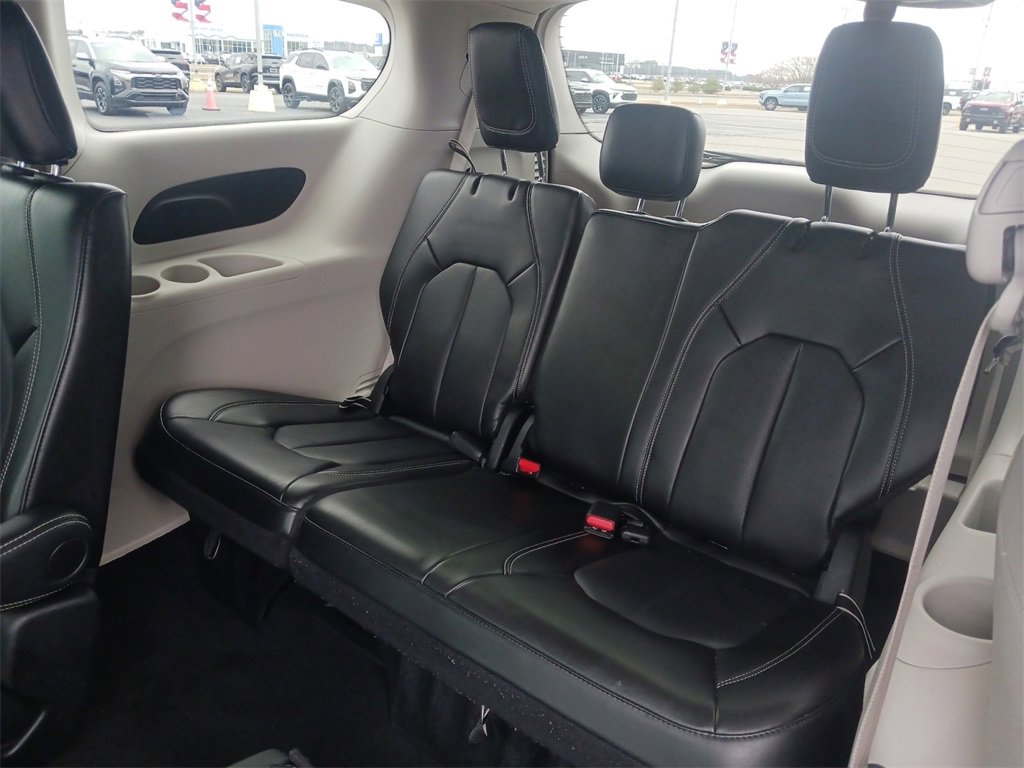 Used 2024 Chrysler Pacifica Touring-L image 27