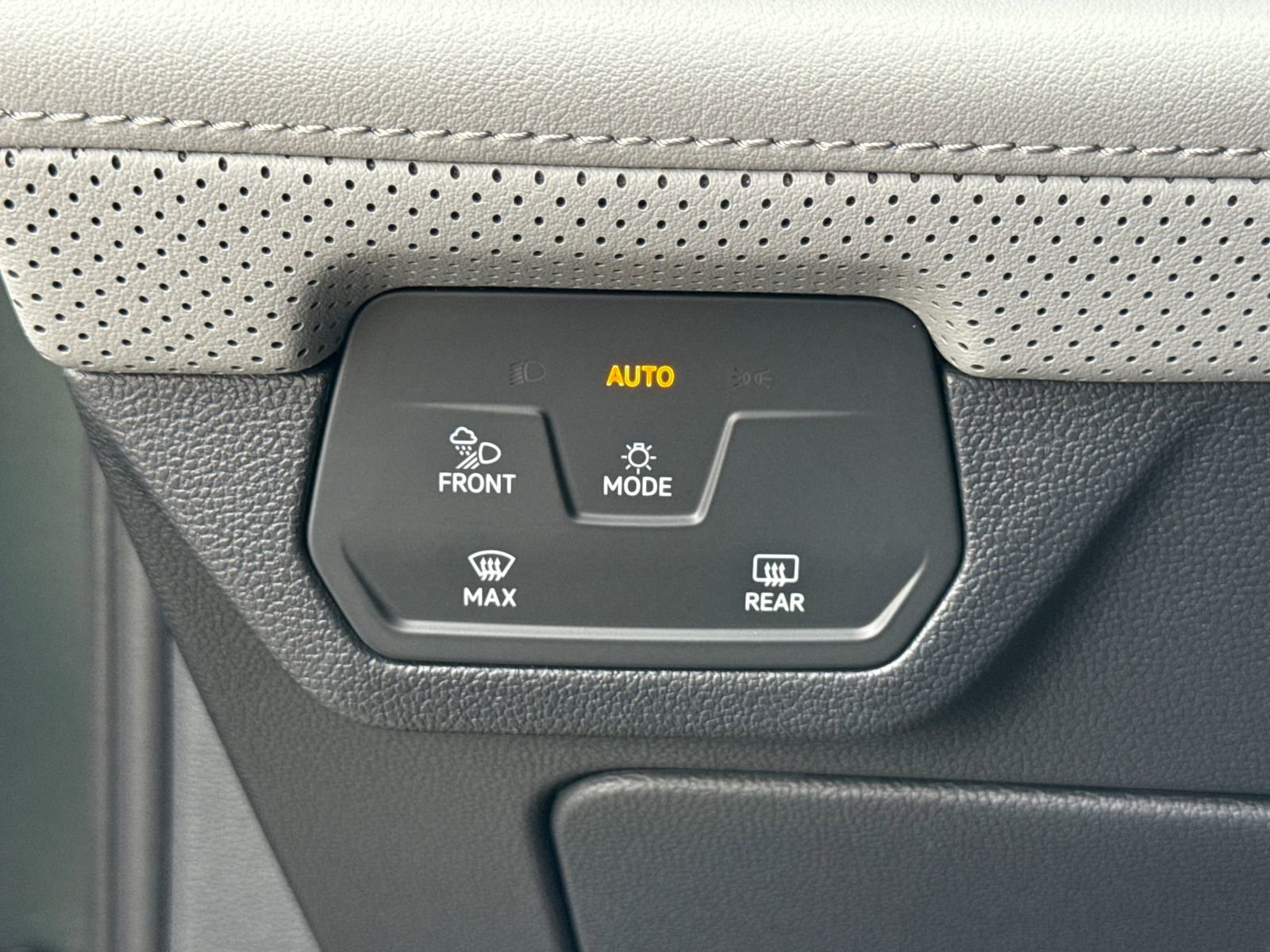 Certified 2025 Volkswagen Atlas Peak Edition SE image 18