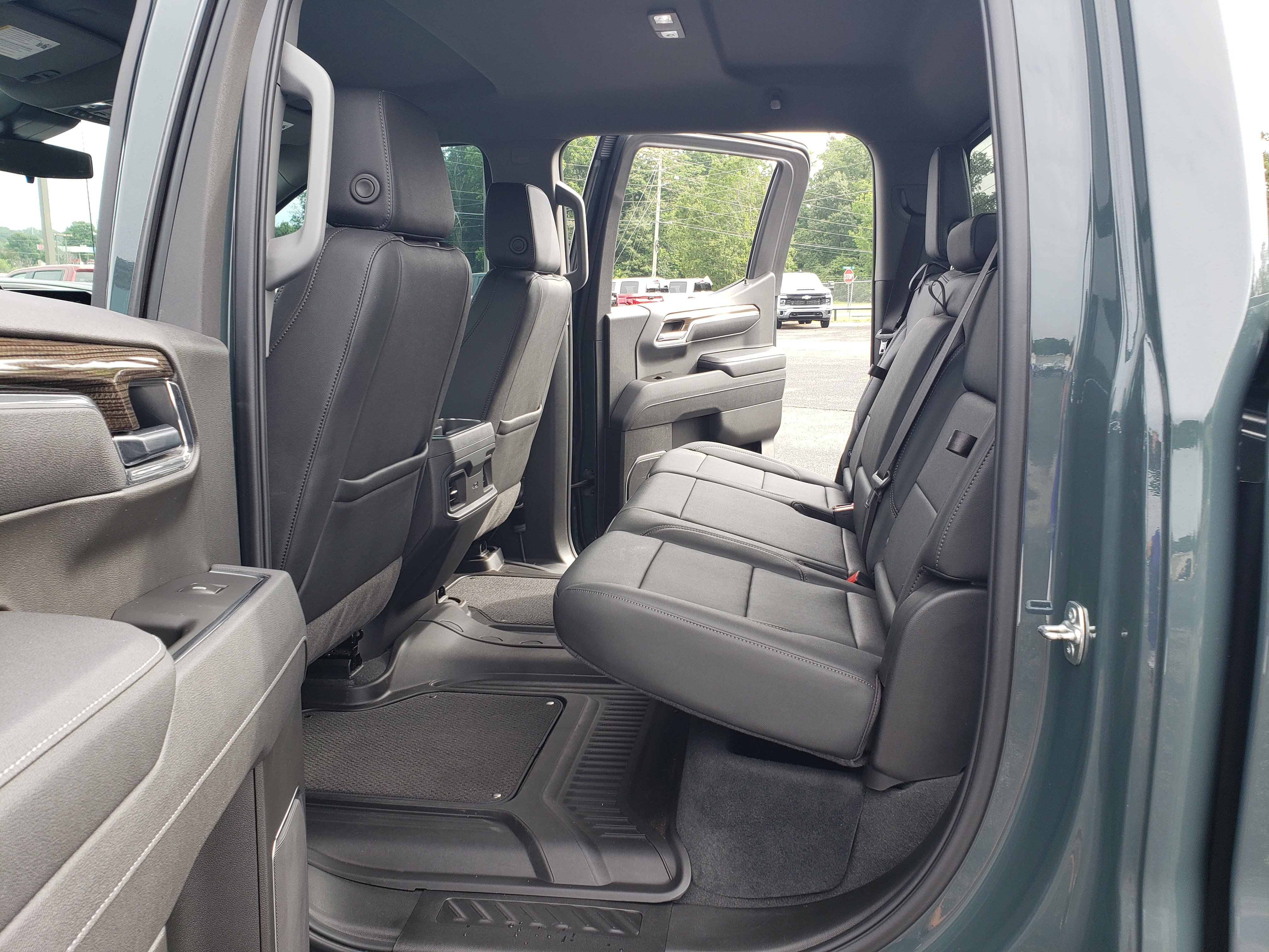 Used 2025 Chevrolet Silverado 1500 LT Trail Boss w/ LT Trail Boss Premium Package AWD/4WD image 31