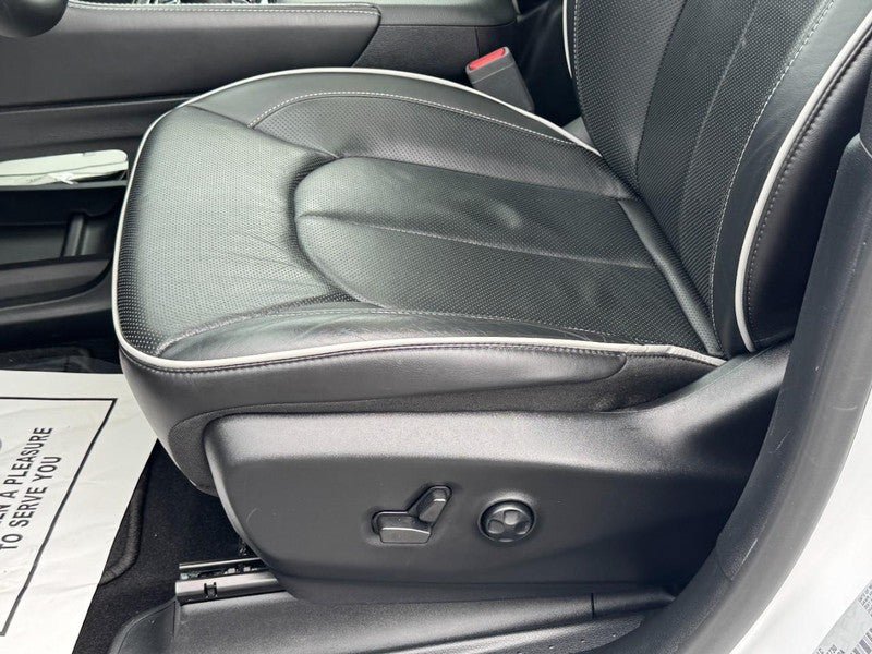 Used 2025 Chrysler Pacifica Limited FWD image 31