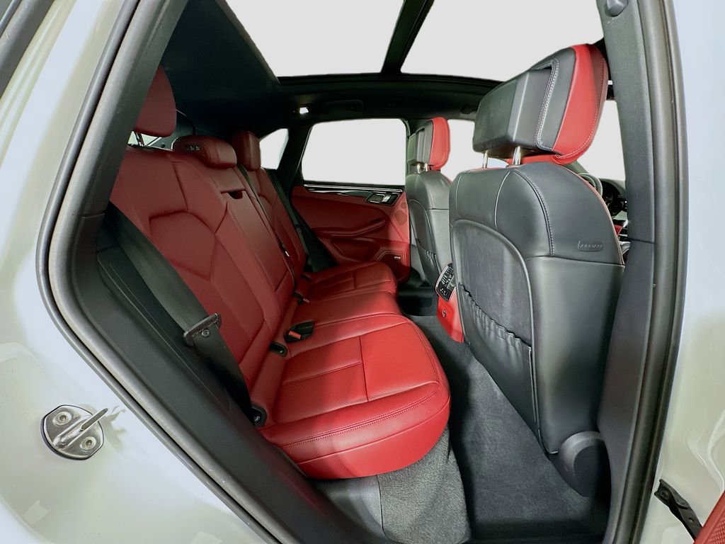 Certified 2024 Porsche Macan AWD/4WD image 30