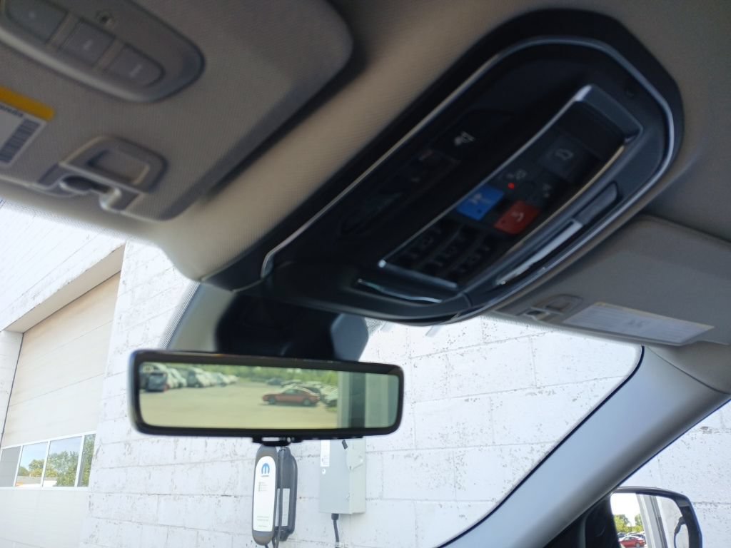 Used 2023 Jeep Grand Cherokee Limited w/ Luxury Tech Group II AWD/4WD image 25