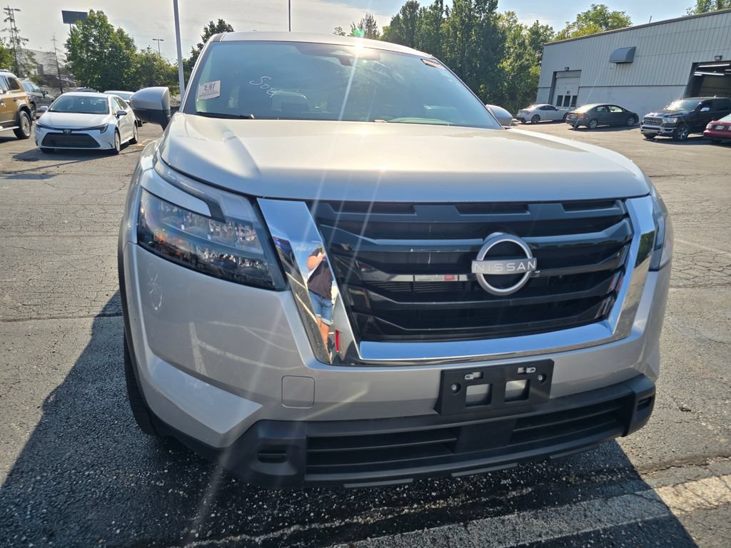 Used 2025 Nissan Pathfinder SV FWD image 2