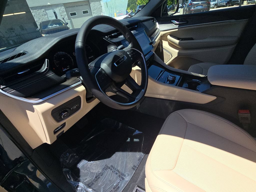 New 2026 Jeep Grand Cherokee Limited w/ Luxury Tech Group II AWD/4WD image 17