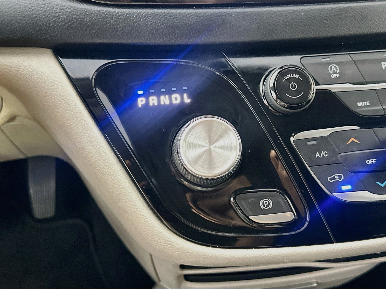 Used 2019 Chrysler Pacifica Touring-L FWD image 16