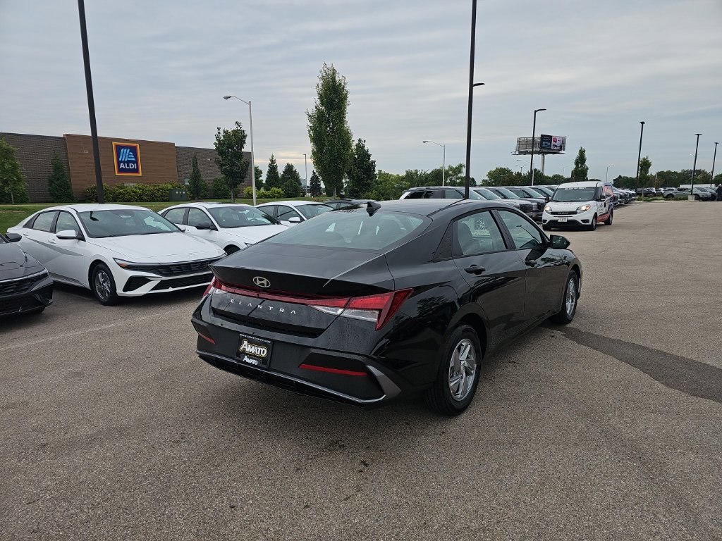 New 2026 Hyundai Elantra SE FWD image 5