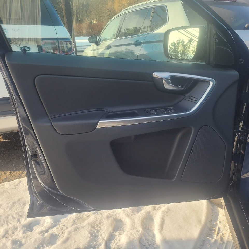 Used 2015 Volvo XC60 T6 Platinum w/ Climate Package image 10