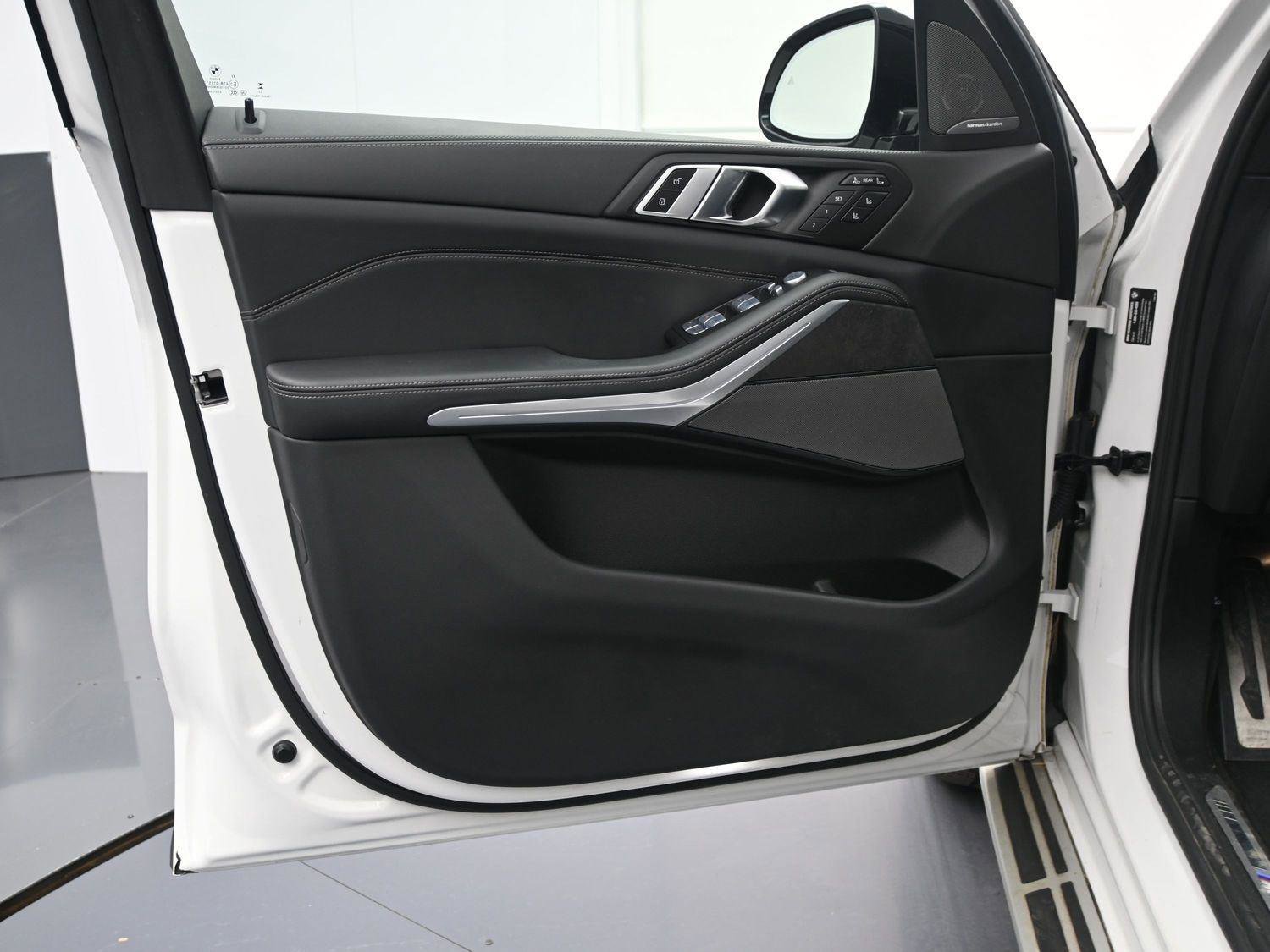 Used 2023 BMW X7 xDrive40i w/ Executive Package image 9