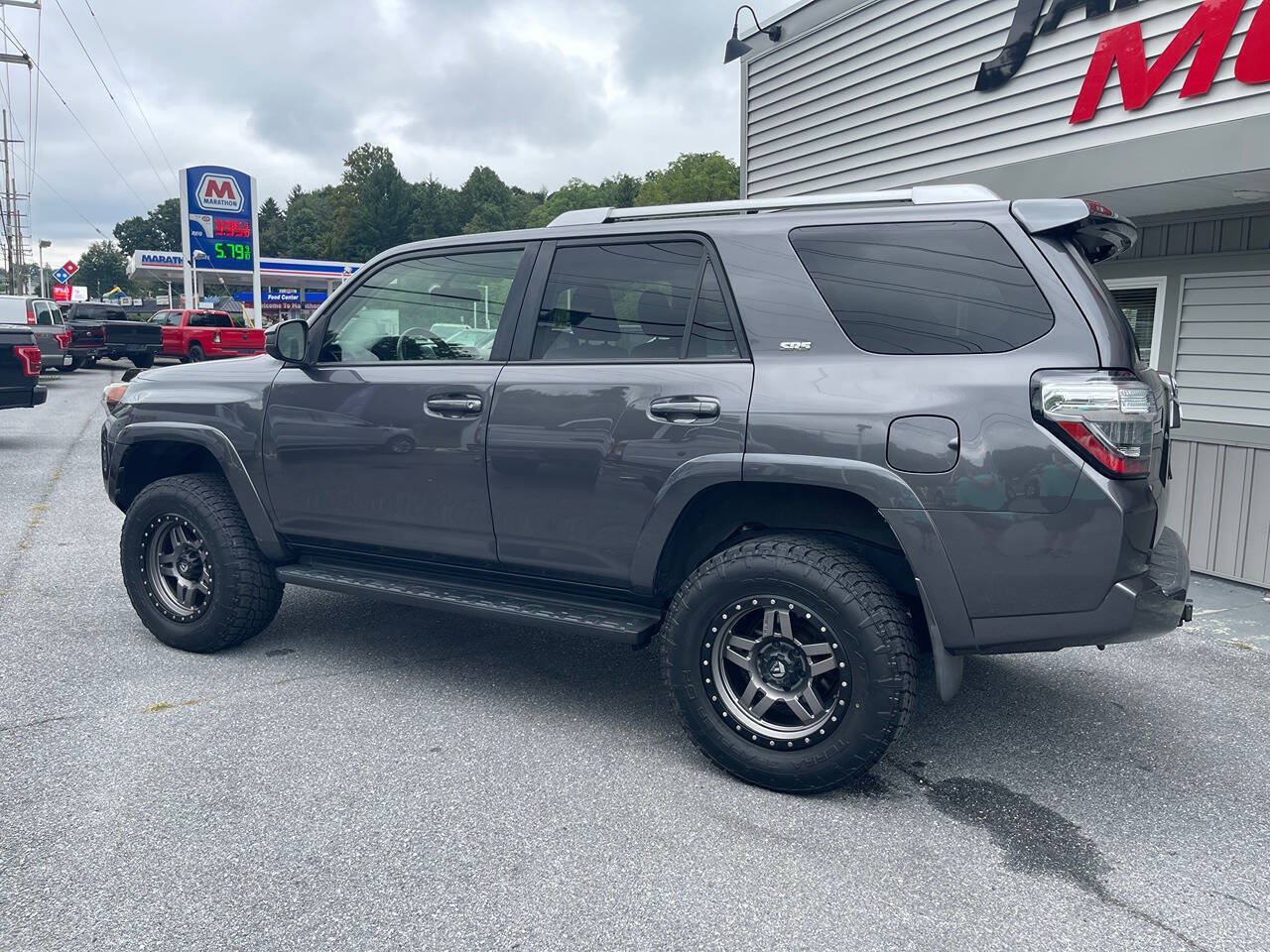 Used 2017 Toyota 4Runner SR5 AWD/4WD image 4