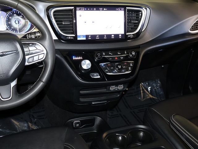 Used 2025 Chrysler Pacifica Select FWD image 16