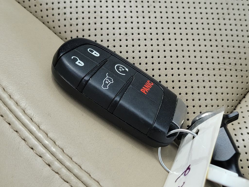 Used 2020 Jeep Grand Cherokee Overland w/ Interior Metal Package AWD/4WD image 32