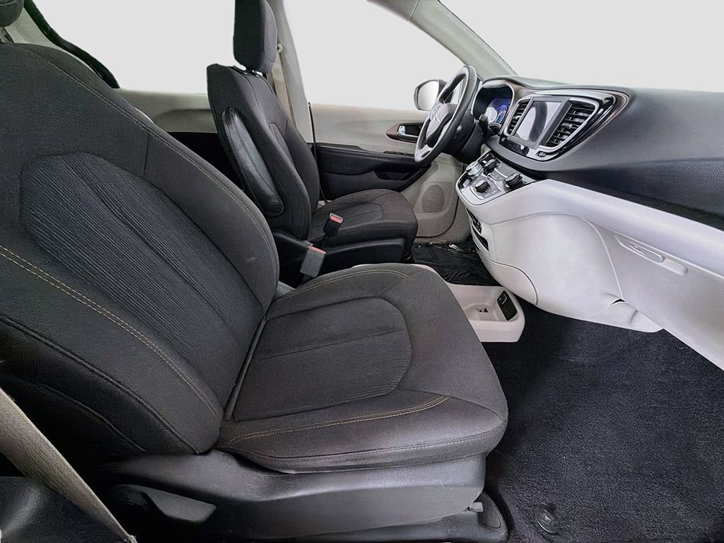 Used 2018 Chrysler Pacifica L FWD image 21