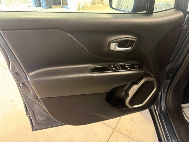 Certified 2022 Jeep Renegade Latitude w/ Convenience Group AWD/4WD image 20