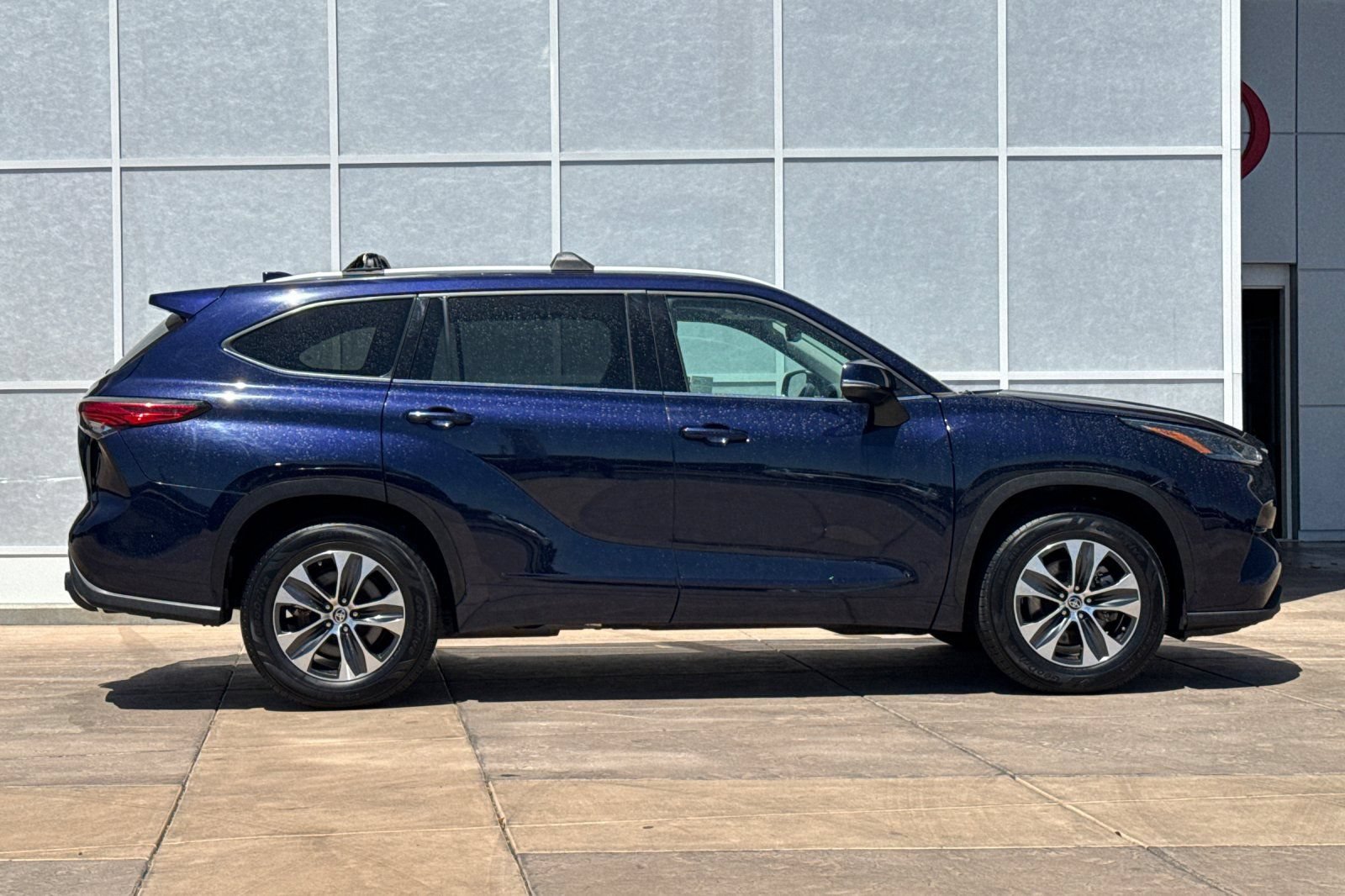 Used 2022 Toyota Highlander XLE FWD video 3